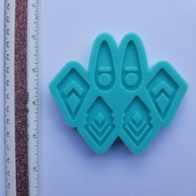 Load image into Gallery viewer, Intricate Stud Earring Palette Mold